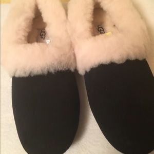 UGGS. SLIPPERS